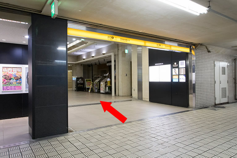 ④左手に「京阪」11番出口が見えたら、居酒屋の方へと直進してください。