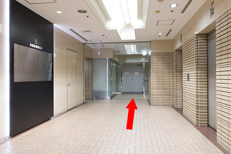 ⑤ エレベーターホールを通り抜けて、右に曲がります。突き当りを左に曲がります。